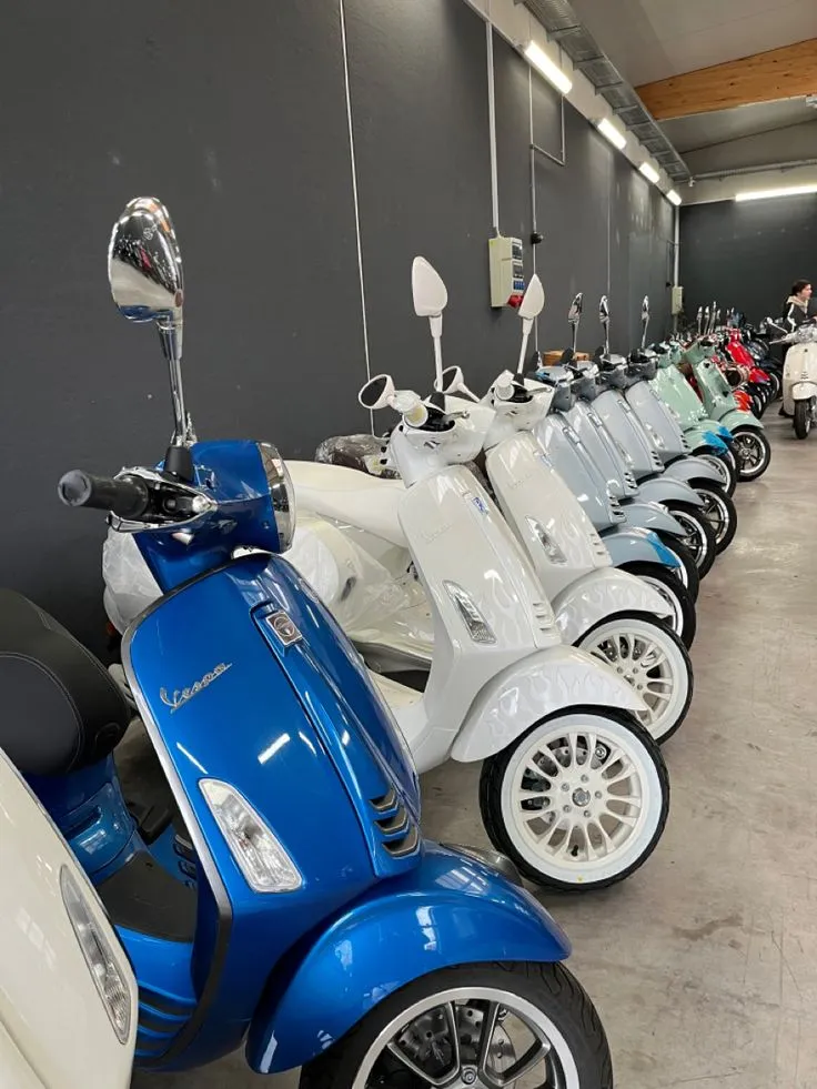 Pengendara Vespa Matic Menikmati Gaya Hidup Urban